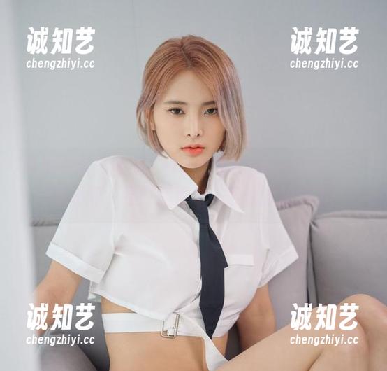 谁说眼镜只能是工具？看看Hyoyeon(김효연)的美图，是时候更新一下你的想法了！