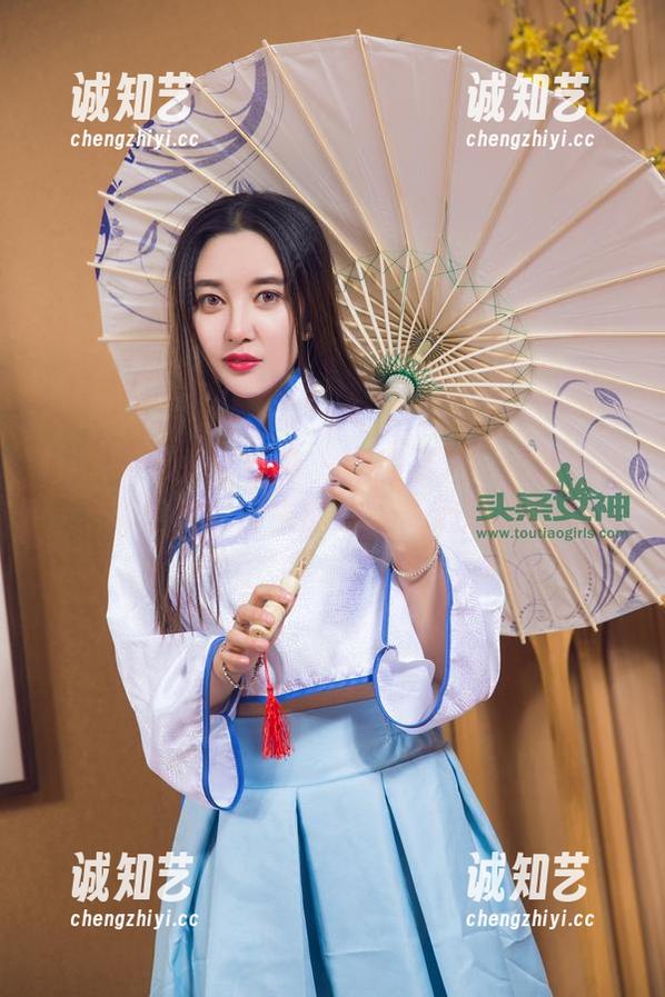 TouTiao头条女神 - 娜依灵儿：在纯白高清世界中迷失的瞬间，心动吗？