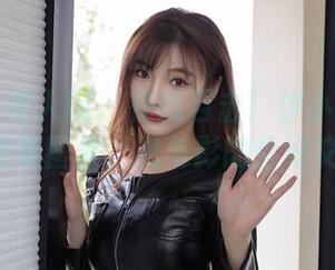 Xiuren秀人网 – 在线目击！伊小七MoMo的眼镜图集，光与影的恰好交汇！