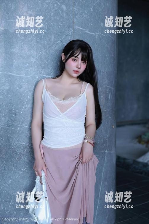 Xiuren秀人网 - 校园的阳光下，夏甜甜定制她的瞬间，作品满溢着年轻的气息