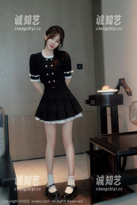 Xiuren秀人网-李宓儿 Xiuren秀人网 - 在照片里,李宓儿的裤子和她的丝一起打卡,究竟谁更抢镜?
