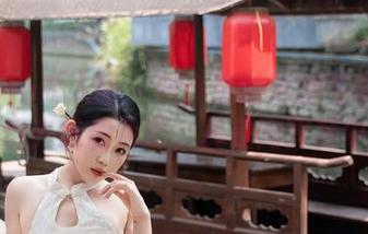 Xiuren秀人网 – 谢小蒽的泳池写真更新，这光线和色彩，真是陶醉其中。
