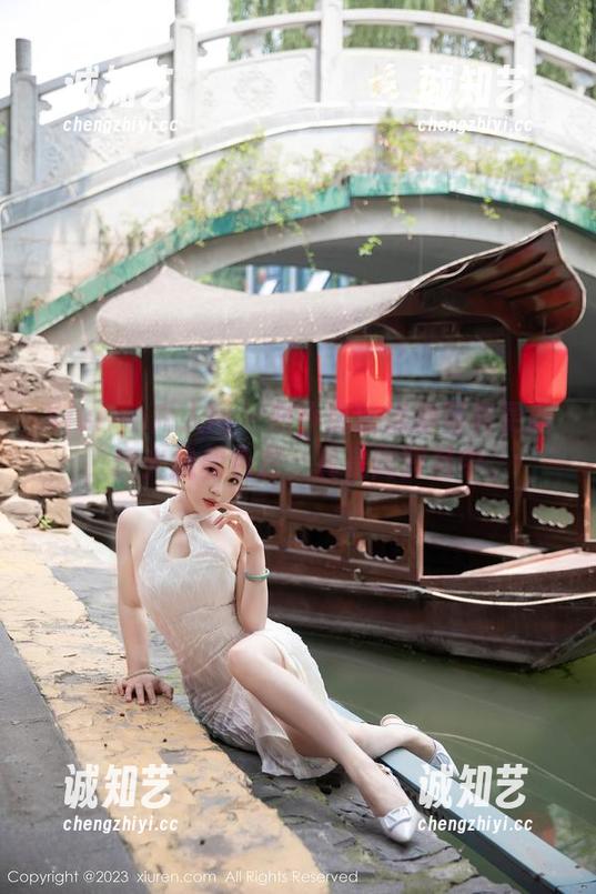 Xiuren秀人网 - 谢小蒽的泳池写真更新，这光线和色彩，真是陶醉其中。