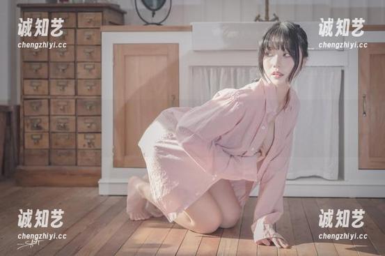 光影交错，Yuna(윤아)的无圣光奇遇：KDA伊芙琳比基尼图集，让人呼吸有点急促！