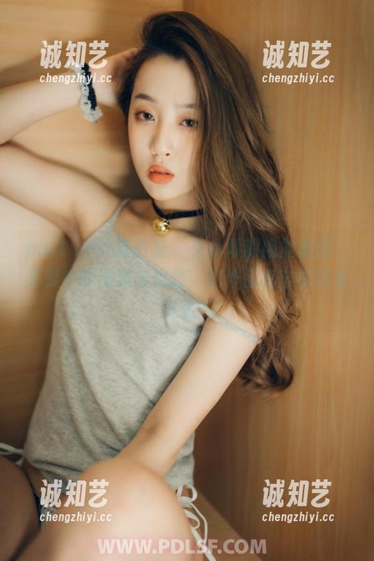 partycat轰趴猫 - 艾小青的肉丝套图：光影中的挑逗与优雅，这作品怎么能这么好看？