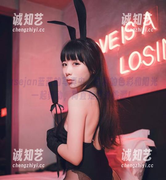 usejan蓝蓝的写真中，白裙的色彩和阳光一起舞动，简直是世外桃源！