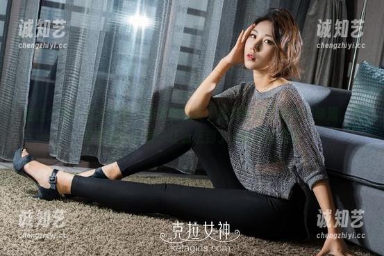 克拉女神 - 最新分享：杨暖的套装，给我带来了阳光的味道，尤其是那牛仔裤…让我想到了小时候的果冻