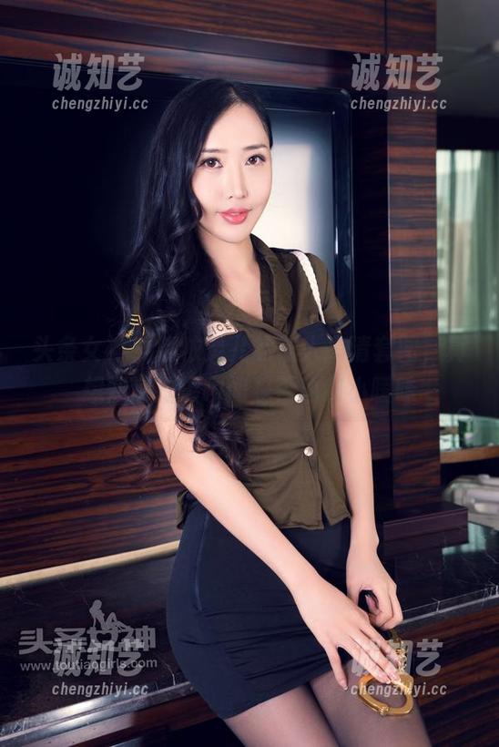 头条女神 - 娜依灵儿的双人高清套图，真想知道拍摄瞬间是否也有小暧昧