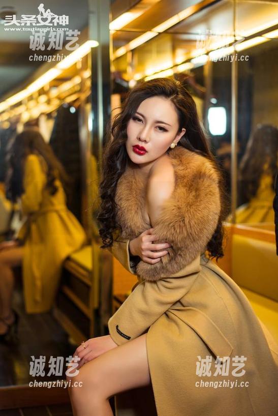 头条女神 - 王竹带来最新JK图片更新，感受一下这个季节的气息！