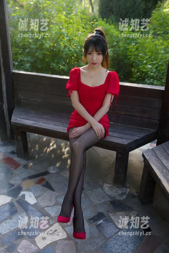 小女巫露娜的最新黑丝美图来了，准备好被惊艳到了吗？