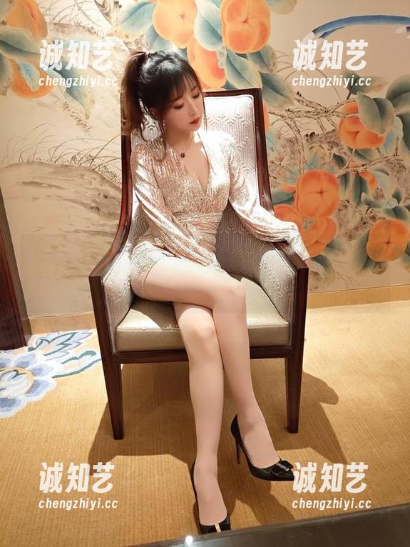 闯进小女巫露娜的粉色宇宙：下载写真，拥抱那份粉嫩的心动！