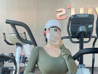 微密圈 – 左公子666新艳遇：居家空乘女友套图下载，解锁生活的另一面