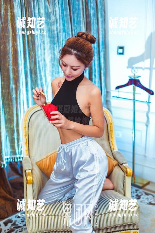 果团网-莫雅琪 果团网 - 莫雅琪厨娘套图:精致又不失亲和力,真想给她点个赞!