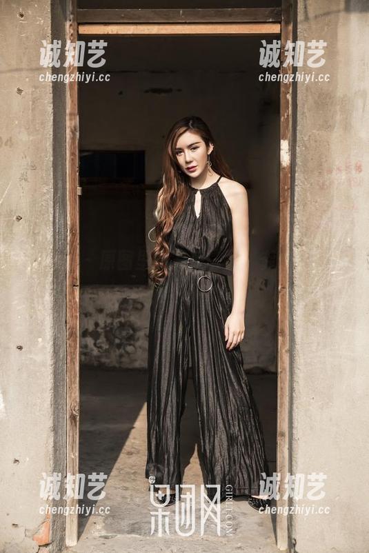 果团网 - 原图里的清凉一夏：龚玥菲的泳池印记