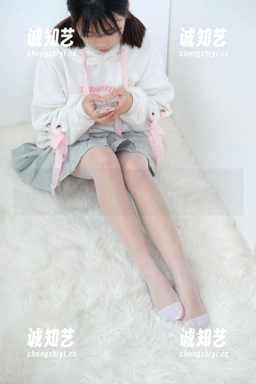肉丝妹妹与白船袜的完美邂逅——森萝财团高清写真集上线！