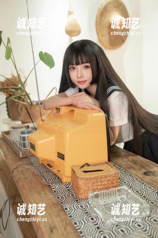 泡沫、光影与爆机少女喵小吉的浴缸写真：下载体验她的奇妙瞬间