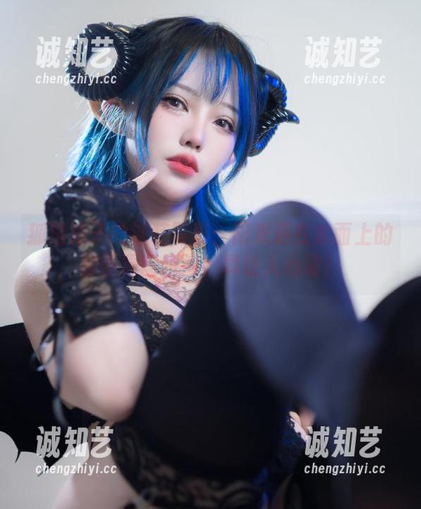 狐洛洛子的泳装写真：阳光洒在水面上的那些原图瞬间，真让人心动！