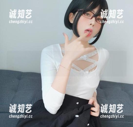 眼酱大魔王w的白色无袖，美图呈现完美曲线，引发各路围观！