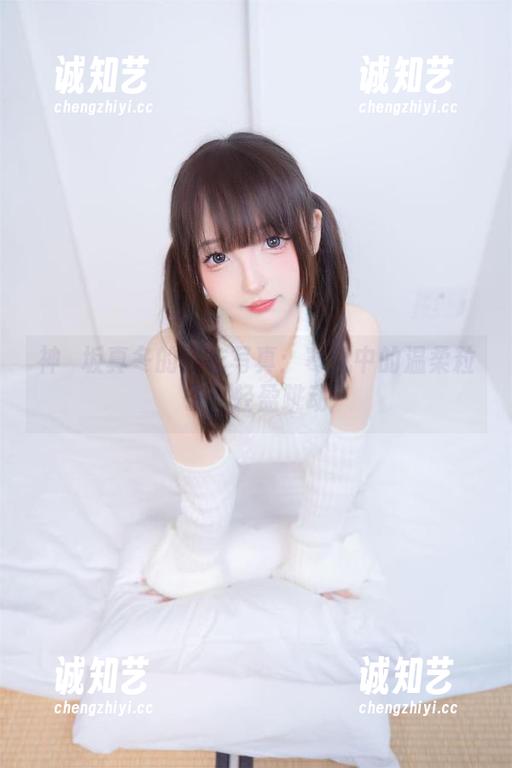 神楽坂真冬的皮衣写真：寒风中的温柔粒子，轻盈跳动