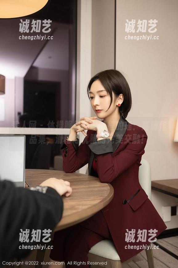 秀人网 - 体操服里的瑶啊摇的瑶：高清作品集，滑稽与优雅的完美交融！