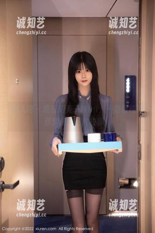 秀人网 - 观看糯美子Mini，一副眼镜带你穿越的图片故事！