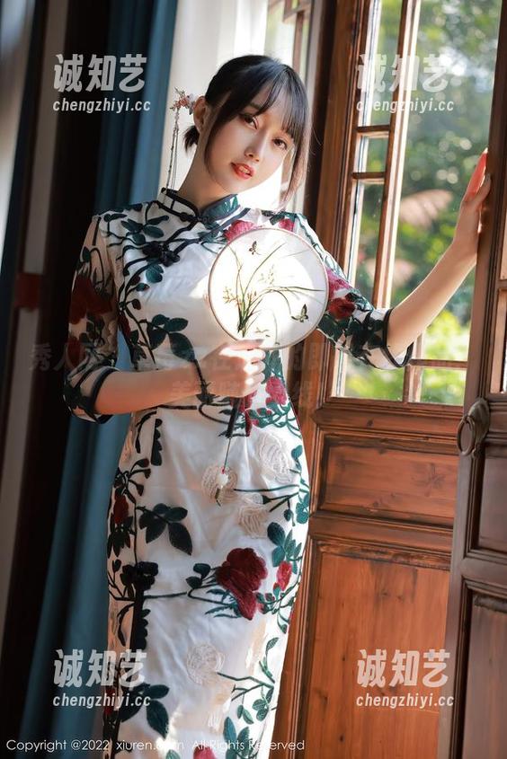 秀人网 - 草莓zz在户外的即时在线作品：美丽随时上线！