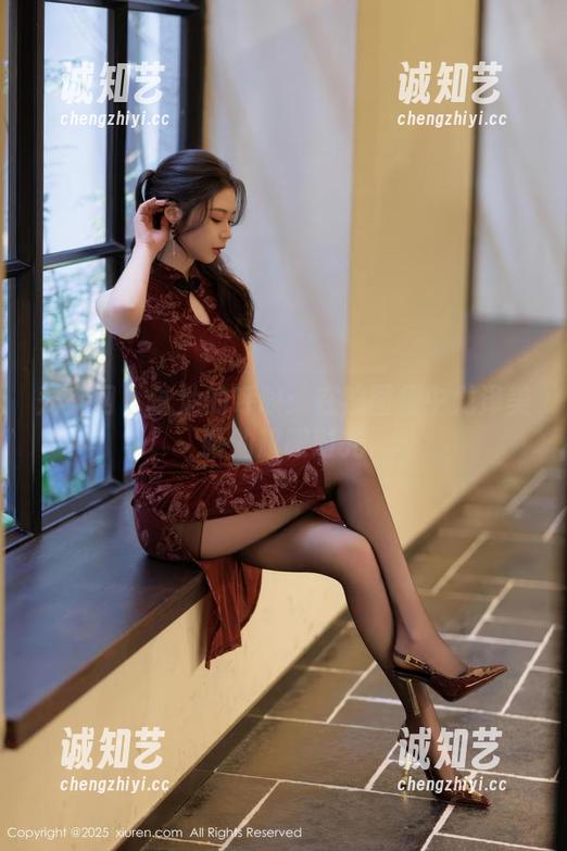 秀人网 - 泳池的呼唤：在线图集中龙泽美曦的耀眼时光