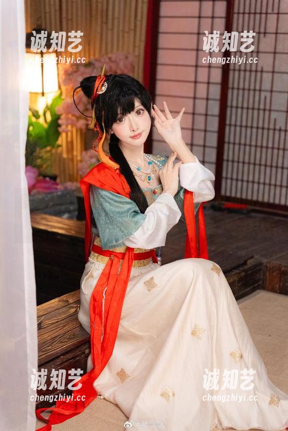 紫氯氯大揭秘：禁闭者莱塔的写真和图片，撩人心弦