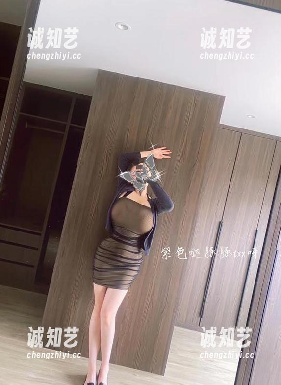 微密圈 - 高跟鞋里的紫色哒豚豚——写真集精选，时尚与幻想的交汇