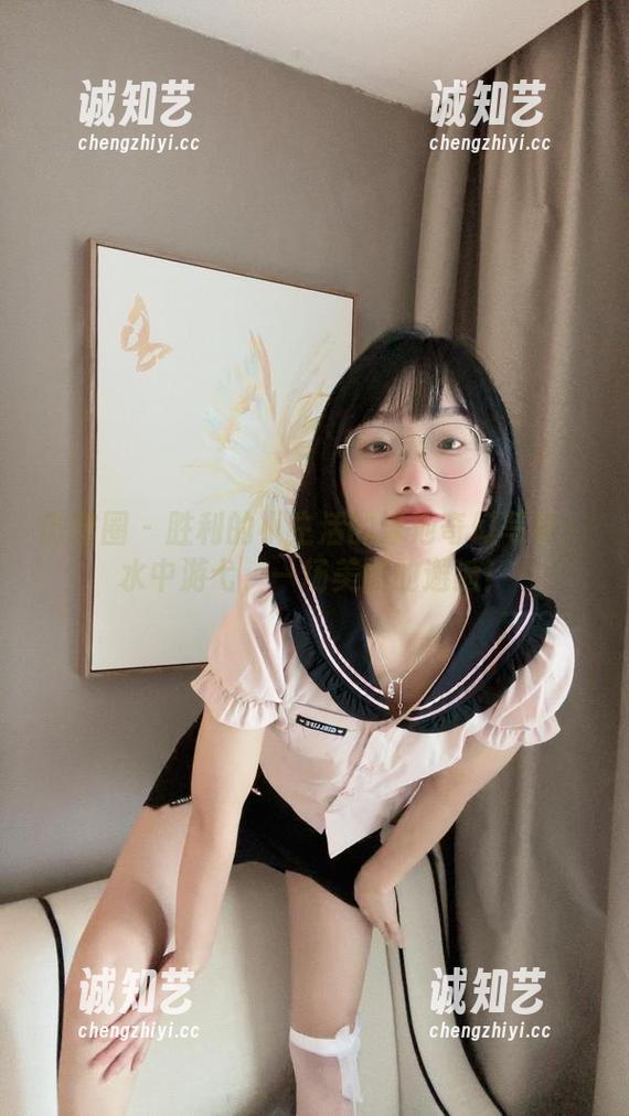 微密圈 - 胜利的小生活的泳池奇幻写真：水中游弋，一场美丽的邂逅！