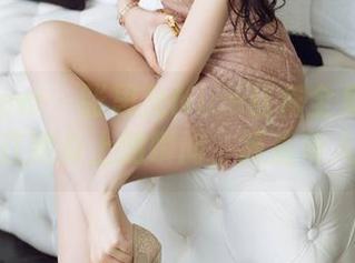 花漾show – 张思允Nice红裙全集：那些光线打在她身上的瞬间，简直令人窒息。