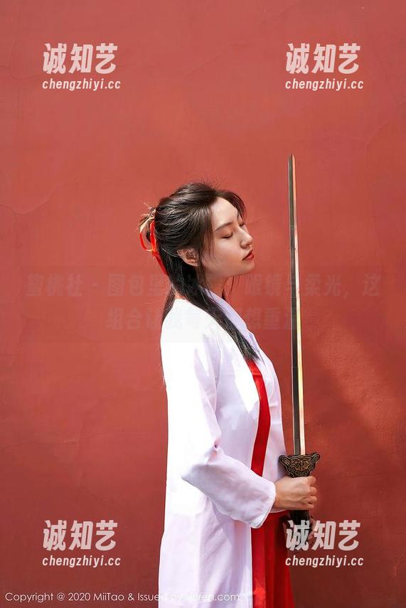 蜜桃社-冰露 蜜桃社 - 图包里的冰露:眼镜与柔光,这组合让我每天都想重温