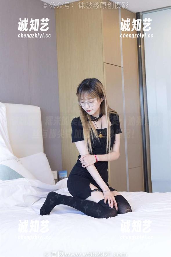 袜啵啵 - 糯米的美图直击心灵：油亮薄肉丝与脚尖微加固的绝妙搭配！