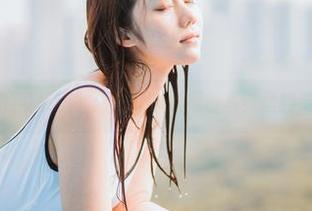 镜酱与她的可爱迷雾:图片中潜藏着写真里的灵动与温暖