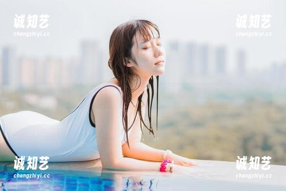 镜酱与她的可爱迷雾：图片中潜藏着写真里的灵动与温暖