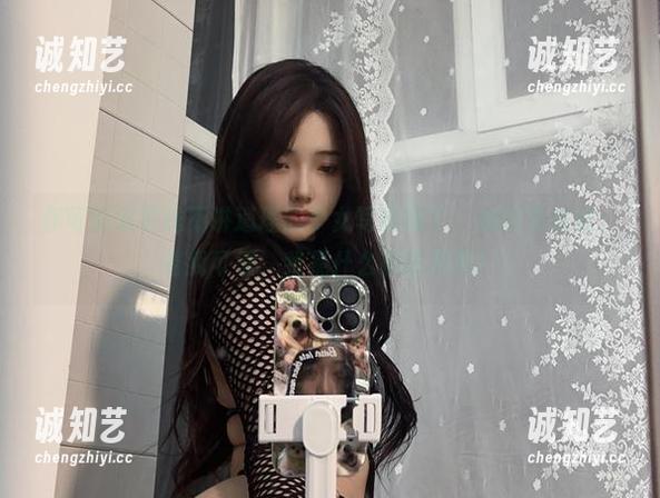 你可别被雯妹不讲道理的少女写真骗了，她好像在说：‘看我可爱，我是什么都能原图！’