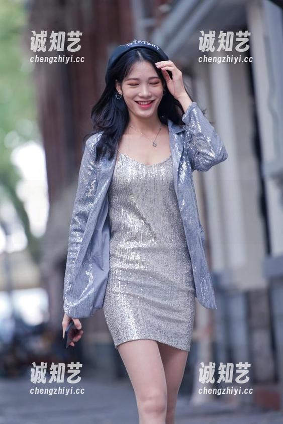 魔镜街拍 - 遇见婷婷：销售主管的粉裙日常工作图片合集，职场与魅力的绝妙结合。