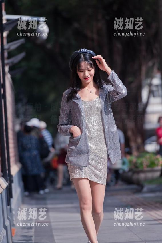 魔镜街拍-楼楼 魔镜街拍 - 图片资源里有楼楼穿着那条白色连衣裙,仿佛夏日的微热都变得柔和了,真是奇妙。