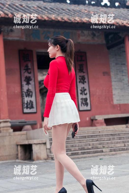 魔镜街拍 - 美图体验：萌宝儿如何在包臀裙肉丝中唤醒商业广场的女神气息