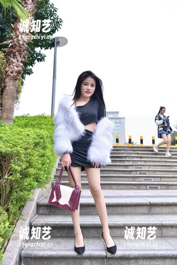 魔镜街拍：滑板热裤小妹的美图合集，随便一张就想要挂墙上。