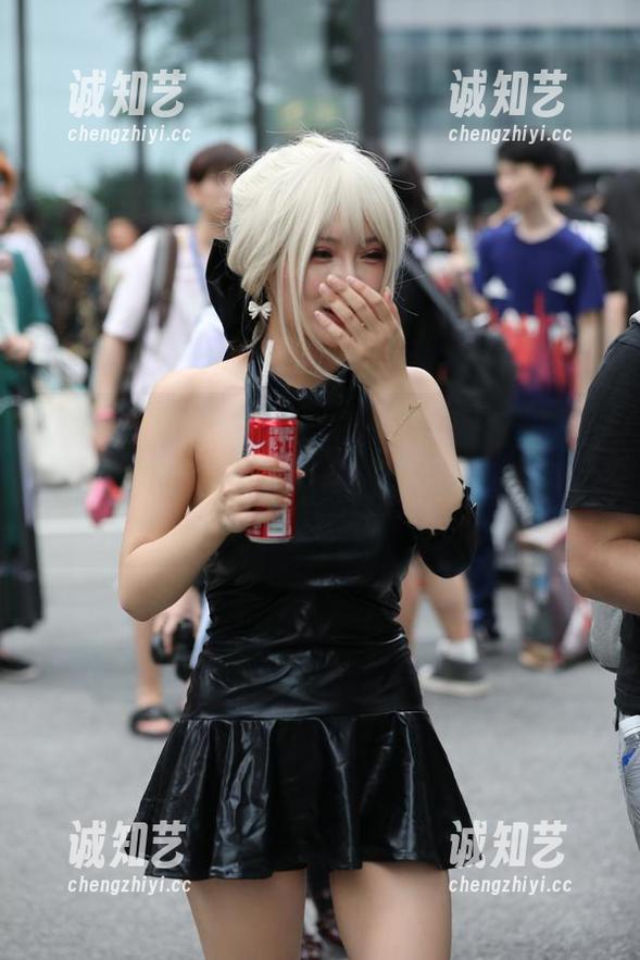 优雅与俏皮并存，分享魔镜街拍的原图：白色短裙小姐姐，完美演绎恰到好处的味道。
