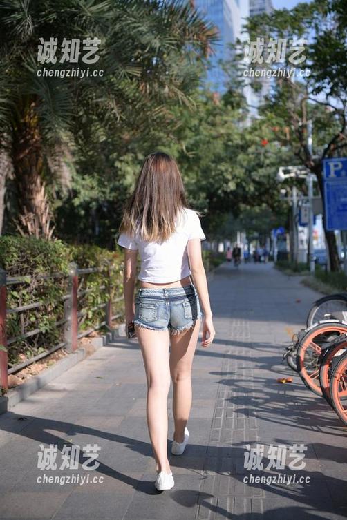 魔镜街拍：皮裙配黑丝，快来围观这套图的无限魅力