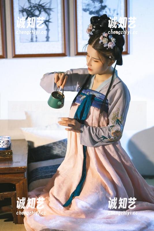 在鹿八岁baby和她的生日蛋糕之间，高清的轻松与玩味！
